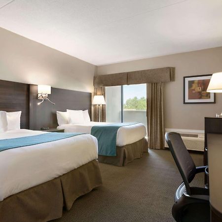 Travelodge Hotel By Wyndham Kingston Lasalle Экстерьер фото
