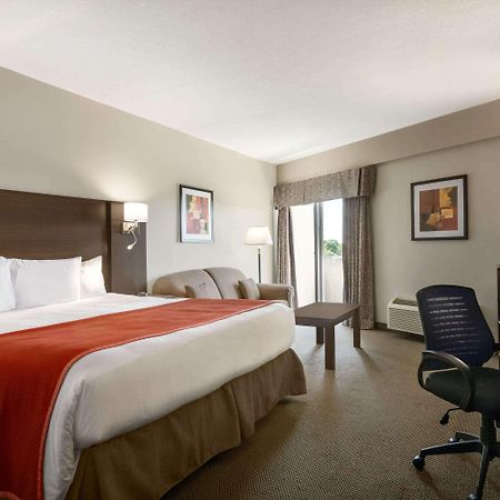 Travelodge Hotel By Wyndham Kingston Lasalle Экстерьер фото