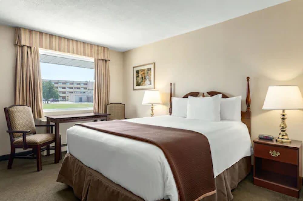 Travelodge Hotel By Wyndham Kingston Lasalle Экстерьер фото