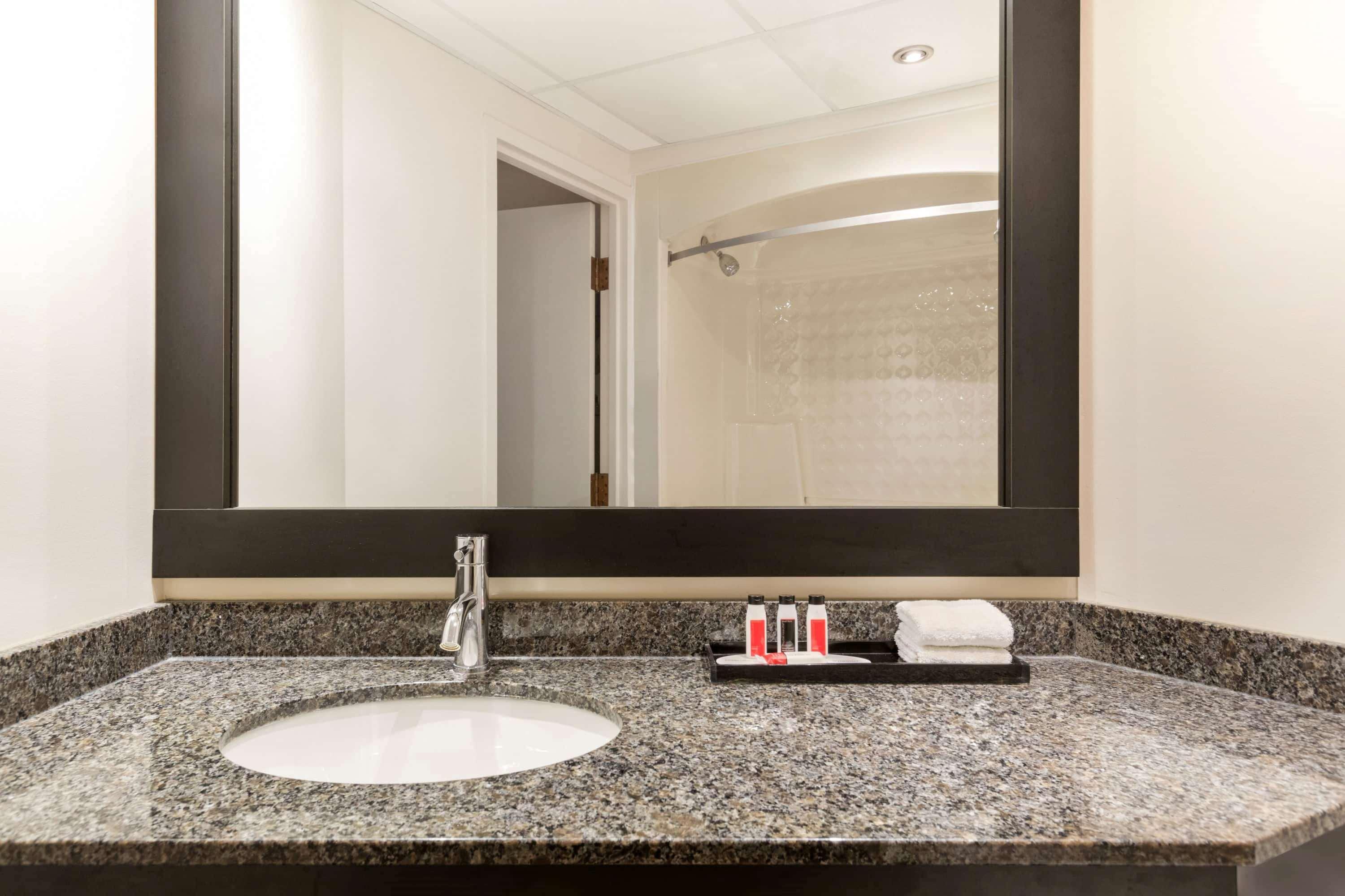 Travelodge Hotel By Wyndham Kingston Lasalle Экстерьер фото