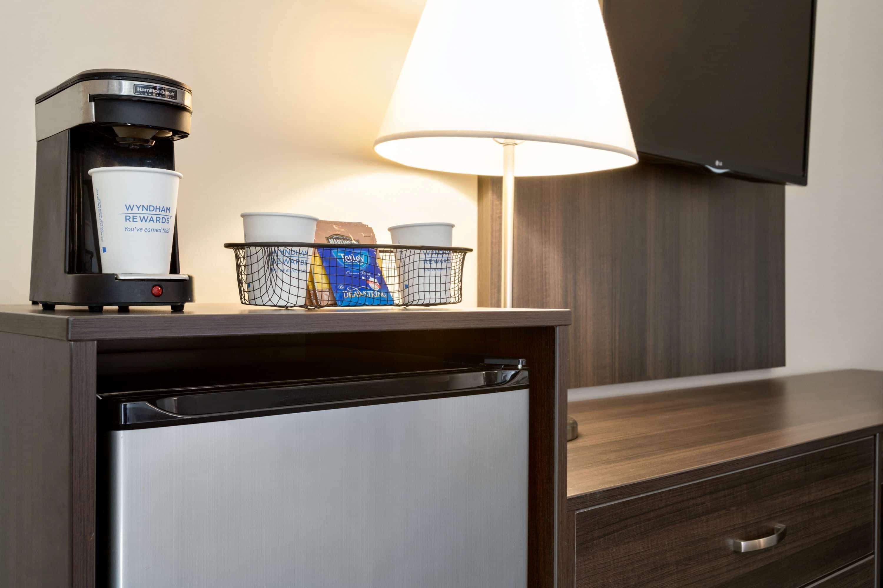 Travelodge Hotel By Wyndham Kingston Lasalle Экстерьер фото