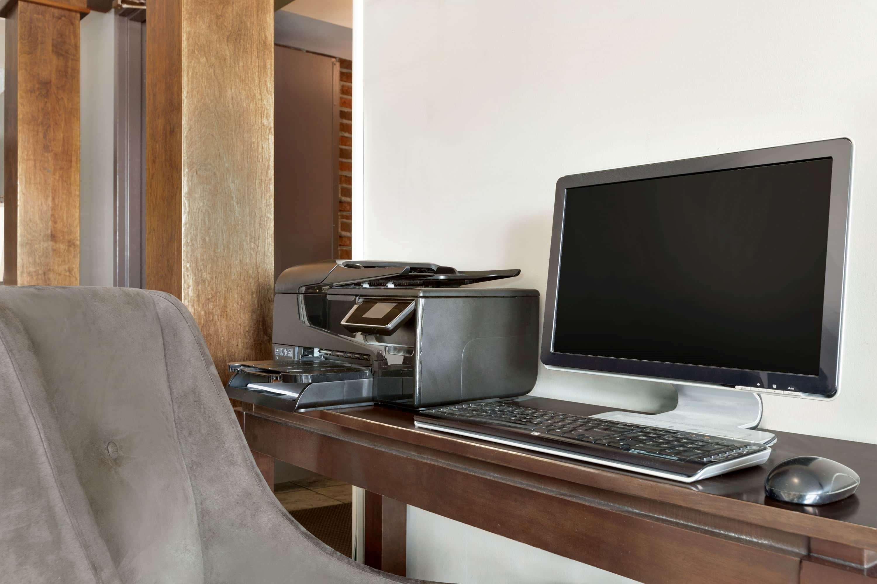 Travelodge Hotel By Wyndham Kingston Lasalle Экстерьер фото