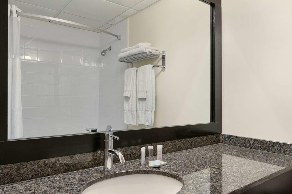 Travelodge Hotel By Wyndham Kingston Lasalle Экстерьер фото