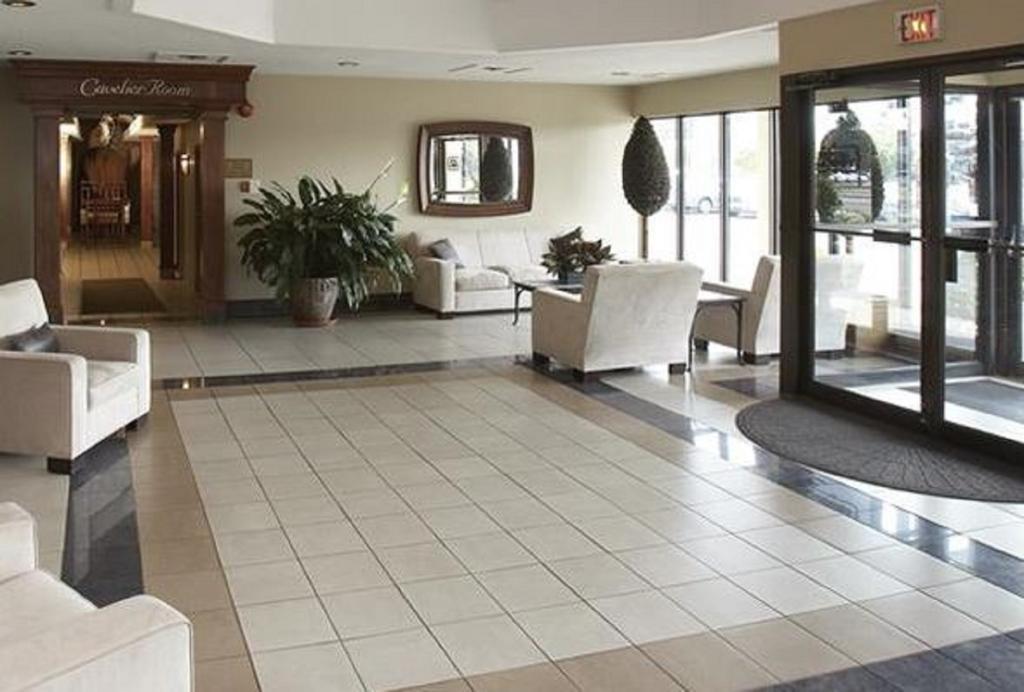 Travelodge Hotel By Wyndham Kingston Lasalle Экстерьер фото