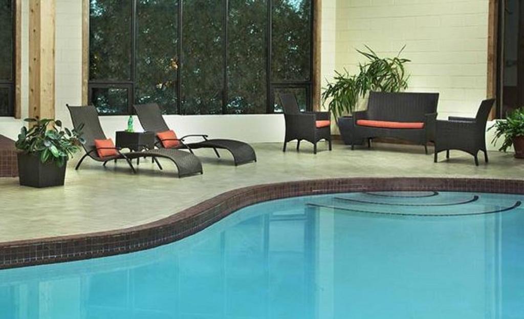 Travelodge Hotel By Wyndham Kingston Lasalle Экстерьер фото
