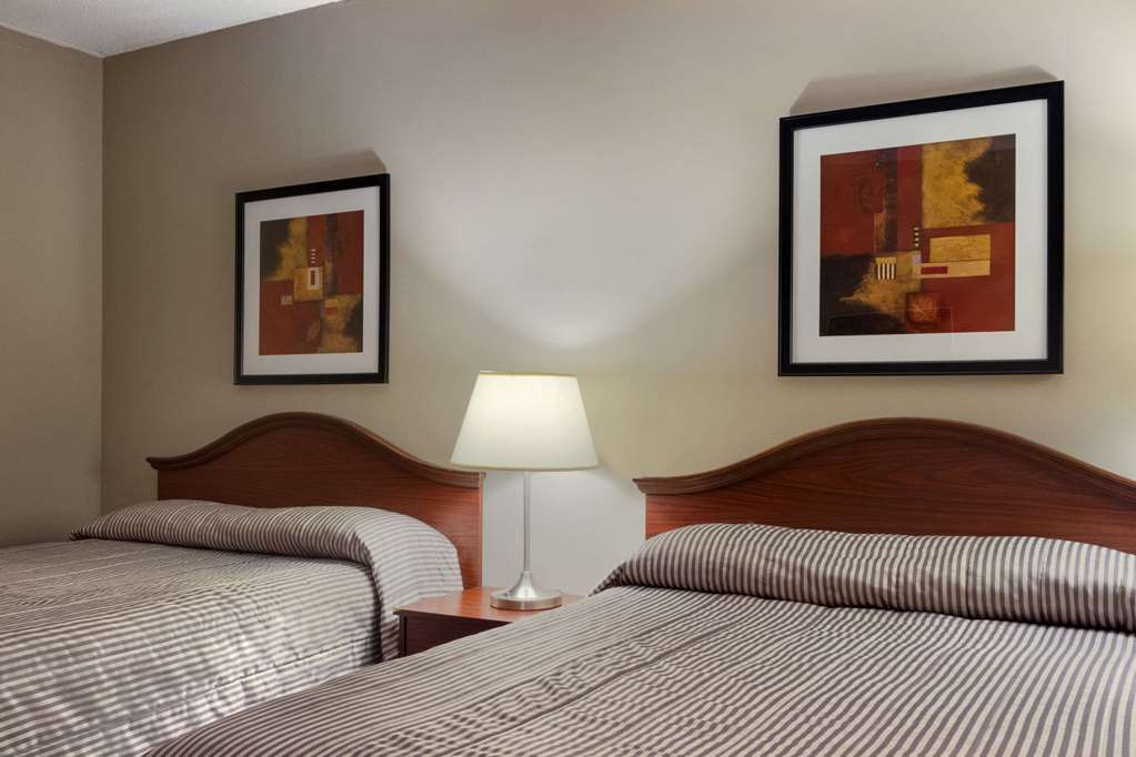 Travelodge Hotel By Wyndham Kingston Lasalle Номер фото