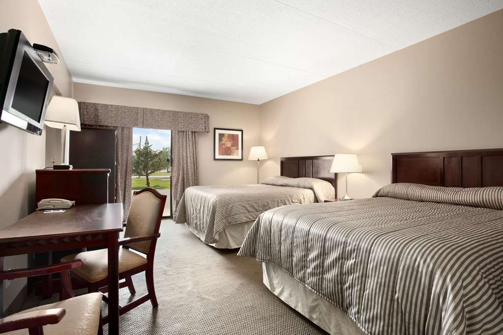 Travelodge Hotel By Wyndham Kingston Lasalle Номер фото