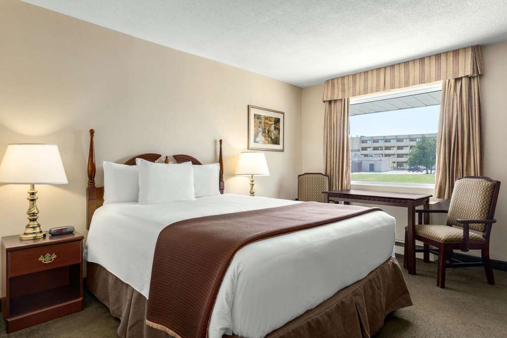 Travelodge Hotel By Wyndham Kingston Lasalle Номер фото