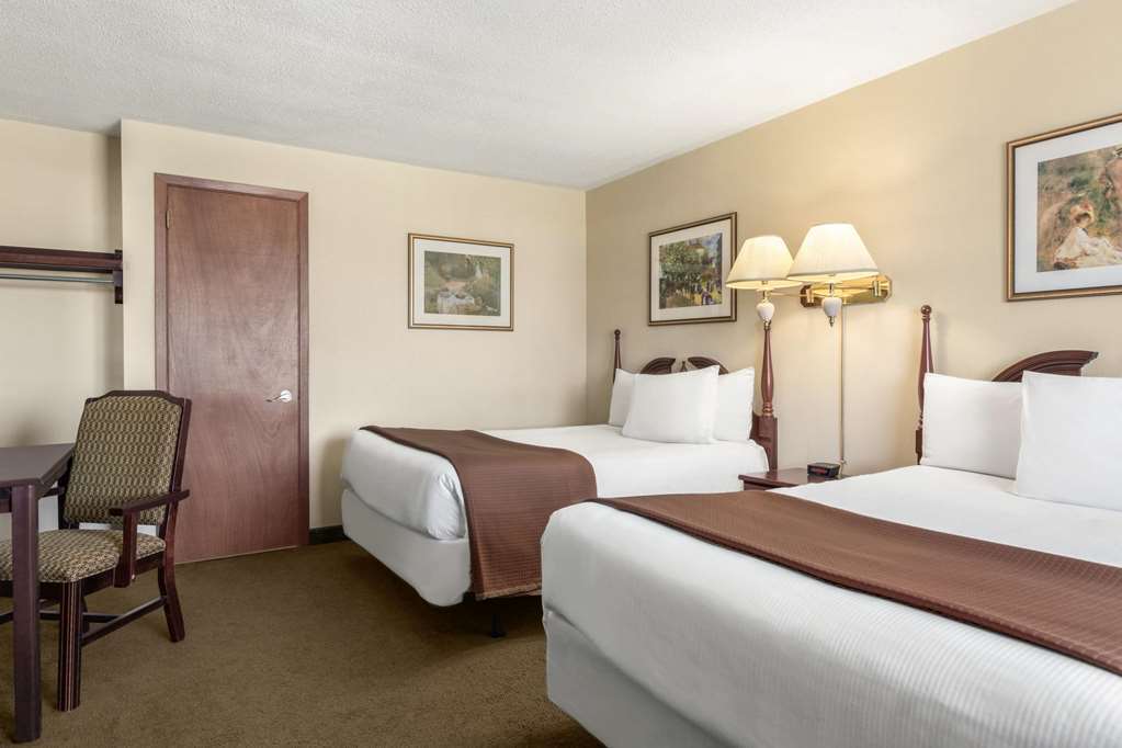 Travelodge Hotel By Wyndham Kingston Lasalle Номер фото