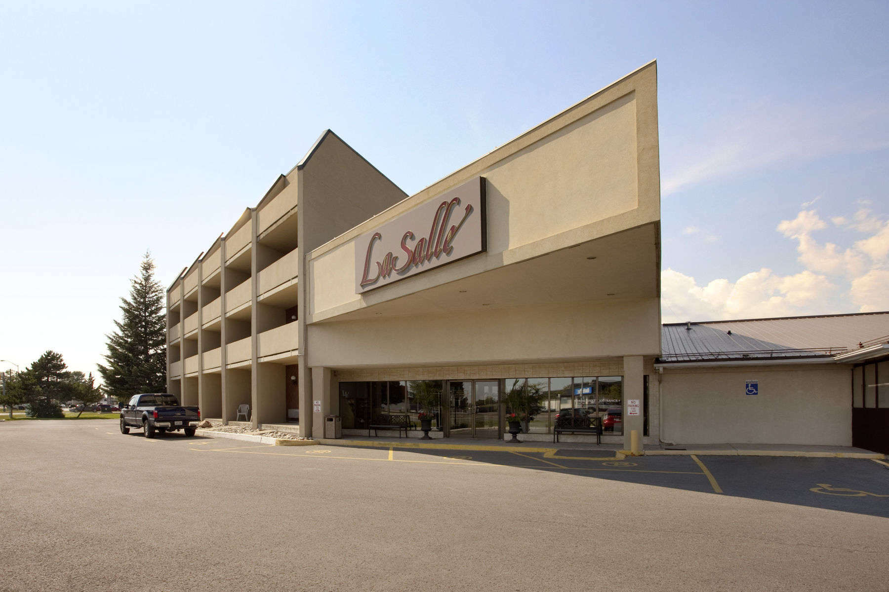 Travelodge Hotel By Wyndham Kingston Lasalle Экстерьер фото