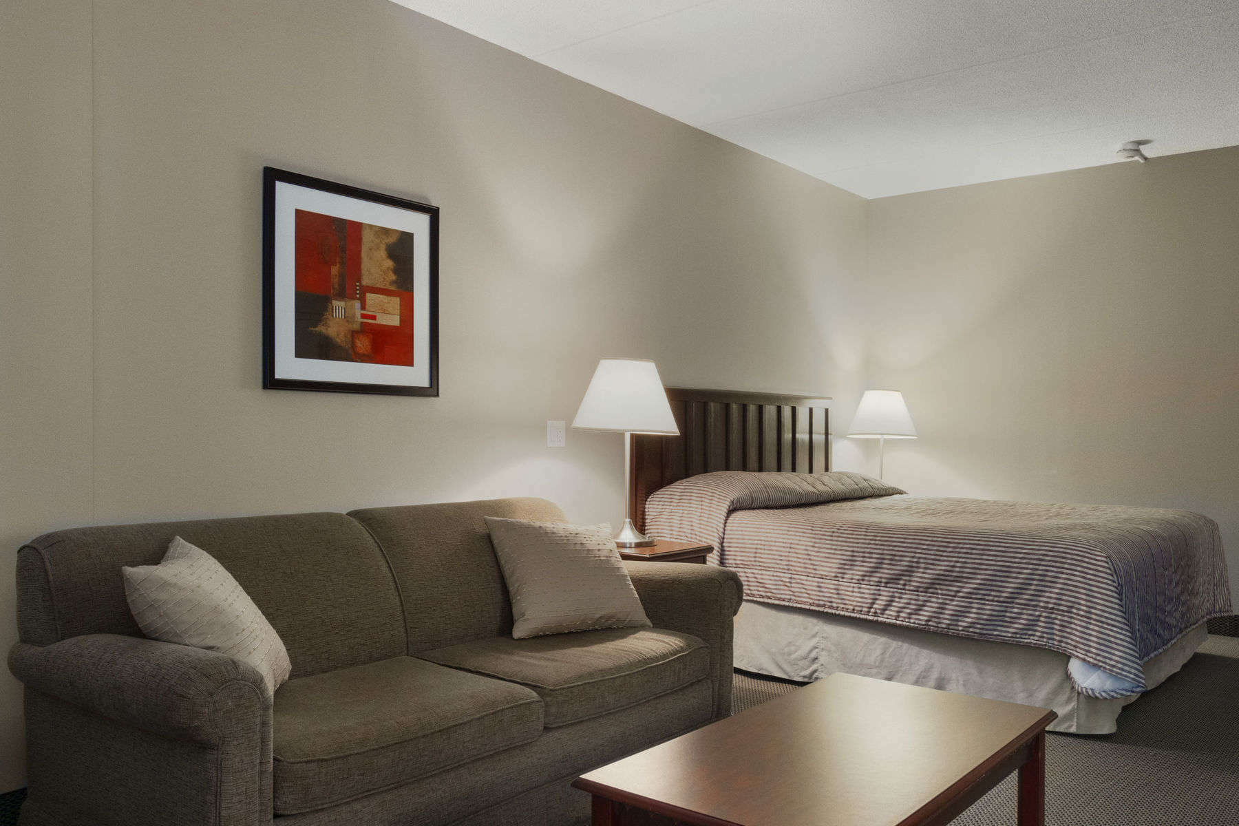 Travelodge Hotel By Wyndham Kingston Lasalle Экстерьер фото