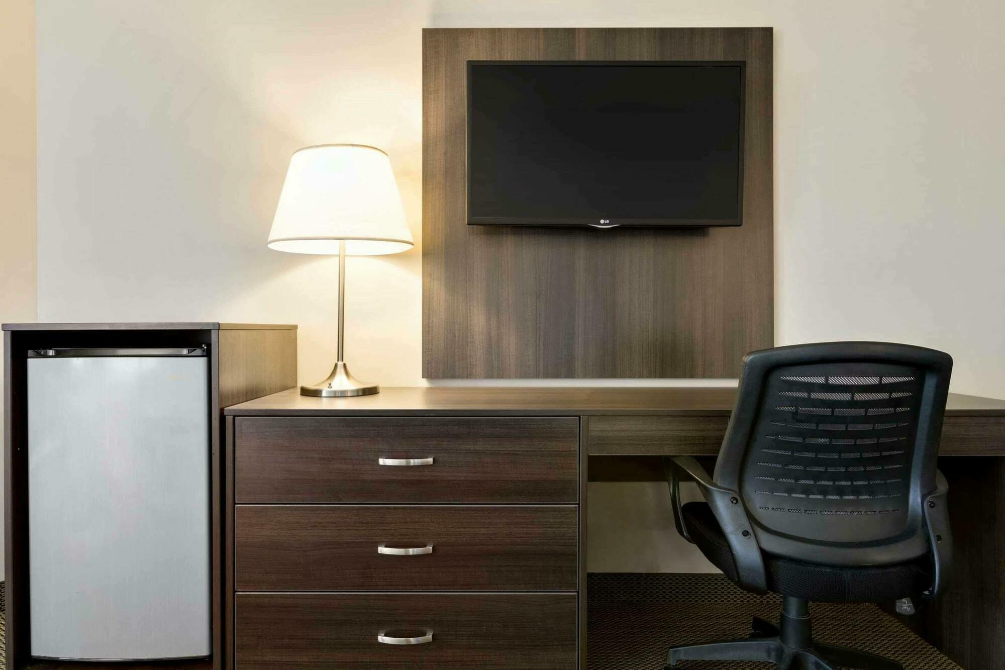 Travelodge Hotel By Wyndham Kingston Lasalle Экстерьер фото
